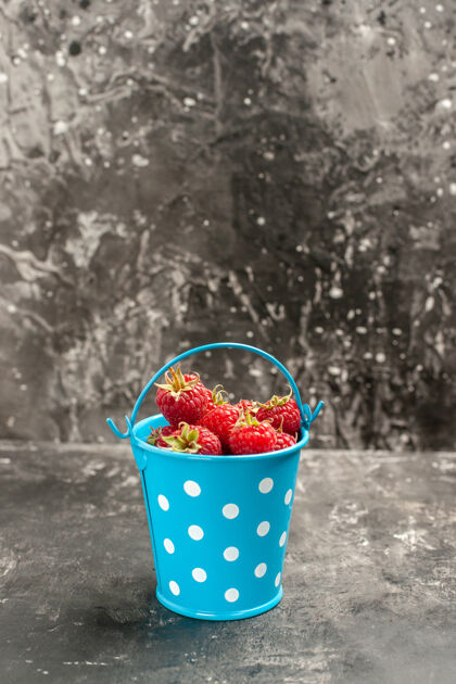 新鲜正面图新鲜的红色树莓在小篮子里的灰色水果蔓越莓野生照片浆果野生浆果草莓