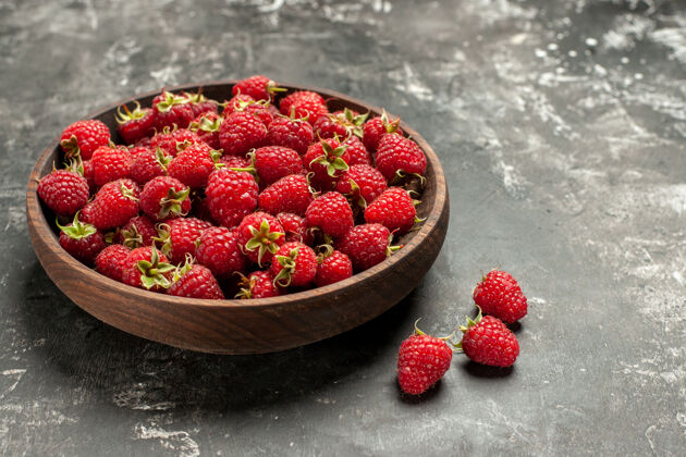 正面正面图新鲜的红色覆盆子内板上的一个灰色照片颜色浆果果色蔓越莓野生水果野生草莓