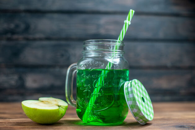里面正面图绿色苹果汁罐内有新鲜苹果 深色桌上有水果饮料照片鸡尾酒吧颜色新鲜桌子果汁
