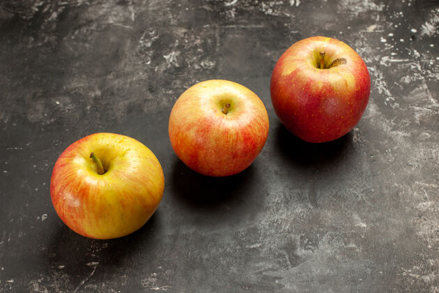苹果正面图新鲜苹果衬上深色照片醇厚的水果成熟的维生素树果汁颜色新鲜苹果水果前