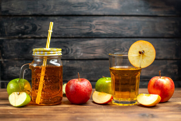 苹果正面图新鲜的苹果汁内罐与新鲜的深色鸡尾酒上的苹果饮料照片水果柠檬健康水果