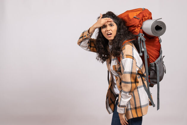 漂亮正面图年轻女子背着背包在白色背景上徒步旅行校园度假山地旅行森林航空游客背包徒步旅行旅行