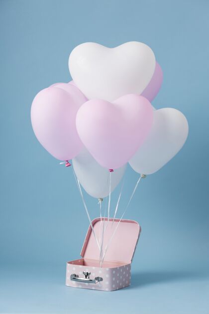 浪漫盒子里有可爱的心气球安排庆祝节日