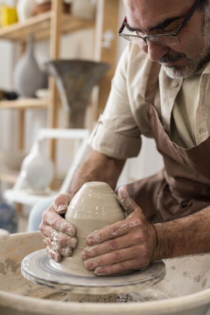 艺术在室内做陶器的人室内手工陶器