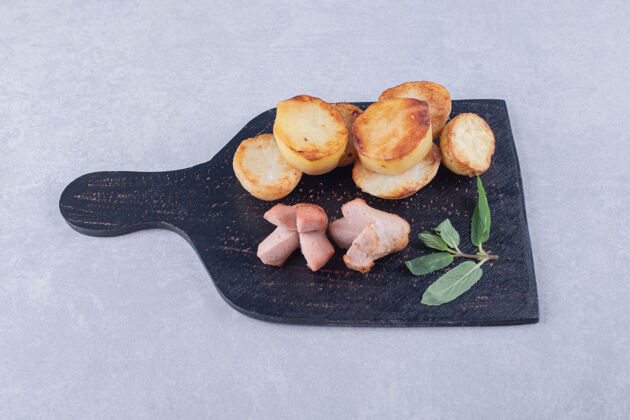 一餐黑板炒土豆和香肠圆香肠烹饪