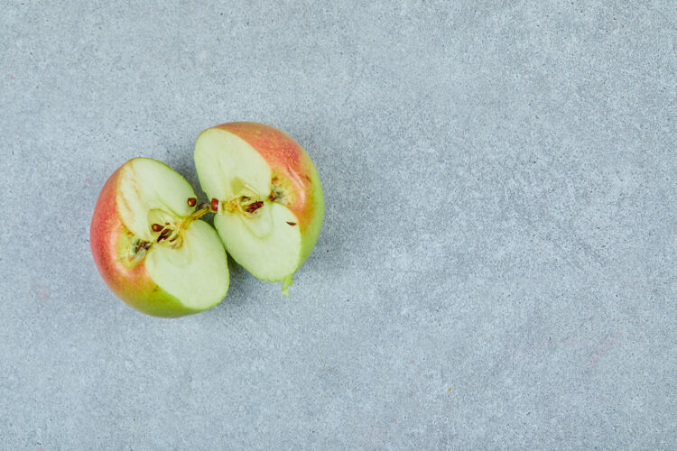 自然新鲜的半切苹果在灰色上健康绿色水果