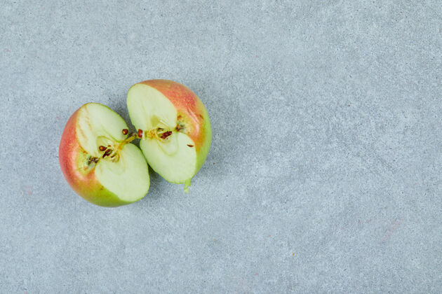 自然新鲜的半切苹果在灰色上健康绿色水果