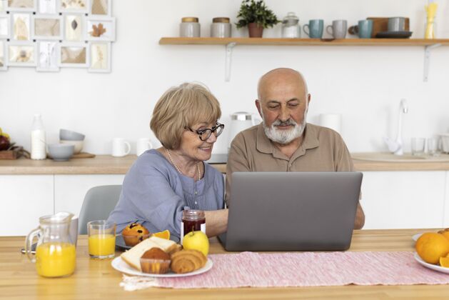 祖母中枪老夫妇坐在笔记本电脑祖父母男人老人