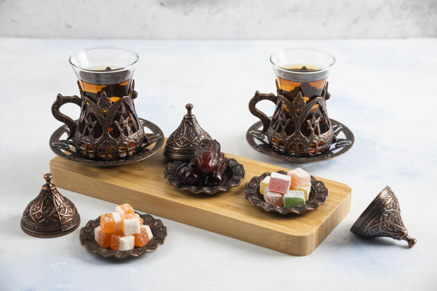 碗土耳其茶具特写香茶和糖果食物刷新杏仁
