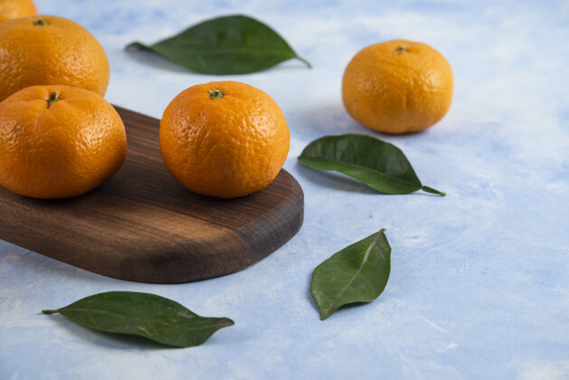 新鲜特写镜头的新鲜柑橘叶特写柑橘群体