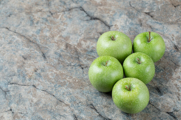水果青苹果孤立在灰色大理石上蔬菜顶视图异国情调