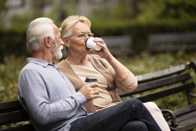 爱情故事中年夫妇喝酒？咖啡老年家庭关系