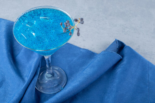 伏特加蓝色自制鸡尾酒在灰色表面的特写镜头Bluelagoon冷冻Cosmopolitan