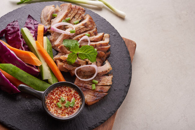 烧烤混合蔬菜和香料的烤牛排自制美味的食物石头表面猪肉牛排配沙拉烤猪肉是泰国最受欢迎的菜肴之一辣蘸烤肉午餐美味颈部