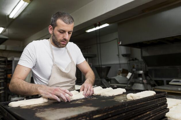 面包房在面包店工作的人美味烘焙面包