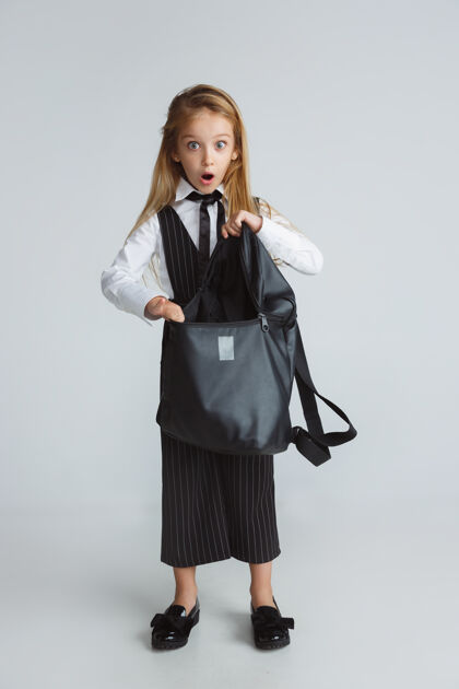 休闲在漫长的暑假后准备上学的女孩功课背包漂亮
