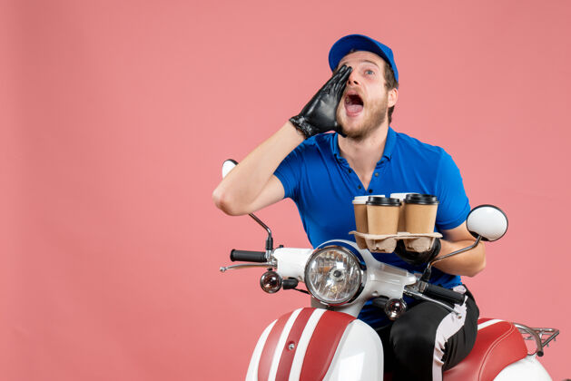 成人正面图男性信使坐在自行车上拿着咖啡杯在粉红色送货抱着自行车