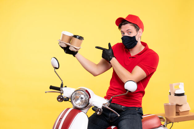 咖啡正面图戴着黄色咖啡面罩骑自行车的男信使男信使人工作