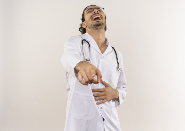 听诊器笑着的年轻男医生戴着眼镜 穿着白色长袍 听诊器显示你的手势复制男性笑