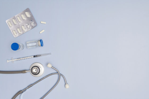 流行病带有冠状病毒疫苗covid-19的药瓶用于接种疫苗的医用玻璃瓶 听诊器和注射器实验室 医院或药房的液体疫苗概念隔离手套感染分析