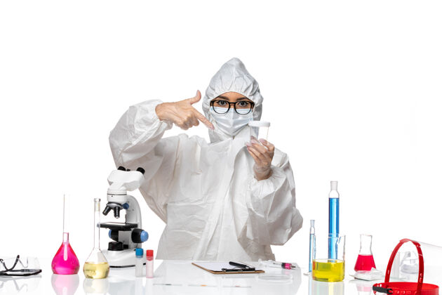 医生正面图身穿特殊防护服的年轻女化学家拿着白色背景的空烧瓶实验室冠状病毒-化学病毒特殊面罩实验室