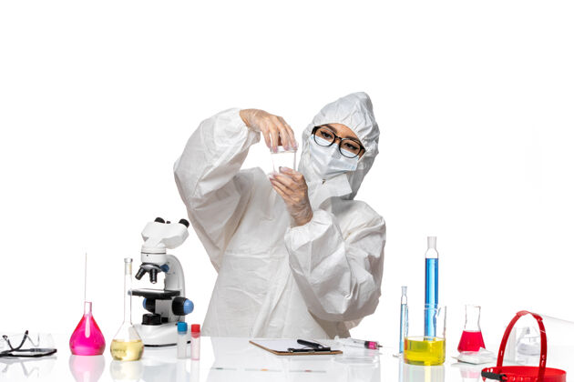 实验室正面图身穿特殊防护服的年轻女化学家拿着白色背景上的空烧瓶实验室冠状病毒-化学病毒医疗医生病毒
