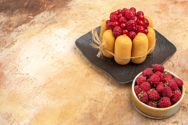 覆盆子在混合颜色的桌子镜头上 为客人提供带有礼品蛋糕和水果的餐桌俯视图浆果甜点镜头