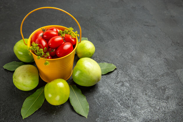 成熟顶视图黄色的桶里装满了樱桃西红柿和莳萝花 绿色西红柿环绕在黑暗的表面上健康顶部柑橘