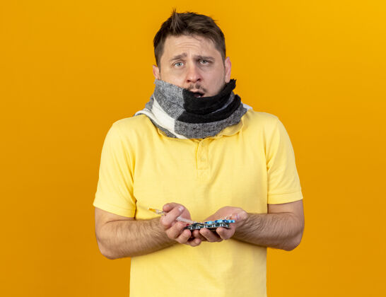 金发沮丧的年轻金发病斯拉夫男子用围巾捂住嘴疾病注射器医疗