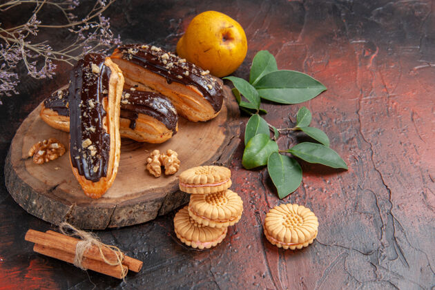 水果前视图美味巧克力和饼干在黑暗的背景蛋糕农产品柑橘