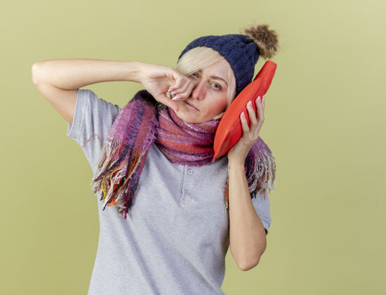 橄榄年轻的金发病斯拉夫女人戴着冬天的帽子女人疾病围巾