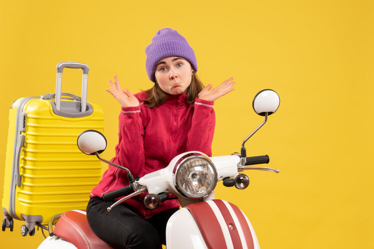 成人前视图：骑着轻便摩托车的年轻女子摩托车年轻女子轻便摩托车