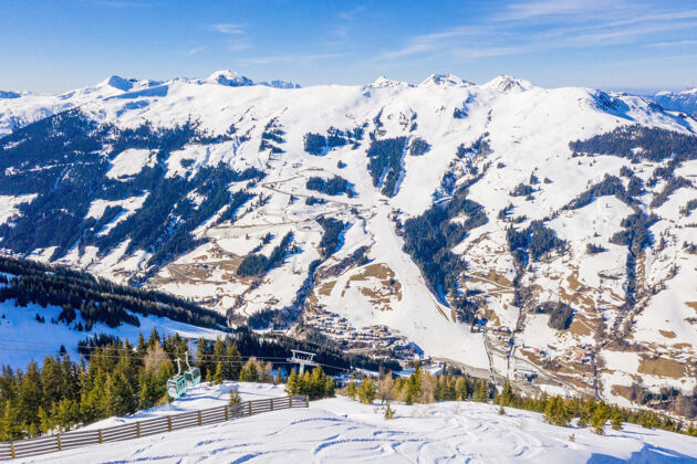 季节阿尔卑斯山上的一个滑雪胜地和一个村庄的美丽鸟瞰图天空乡村夏天