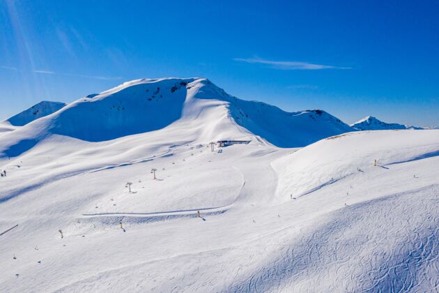 自然阳光明媚的日子里拍摄的白雪覆盖的悬崖景色冰高晴