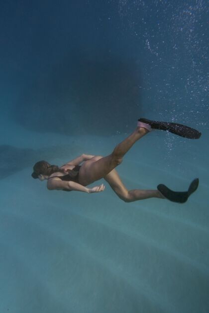 水肺潜水戴着潜水器在海里游泳的女人水游泳女子