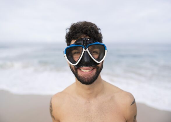 赤膊年轻的赤膊男子在沙滩上用潜水设备活动爱好年轻人