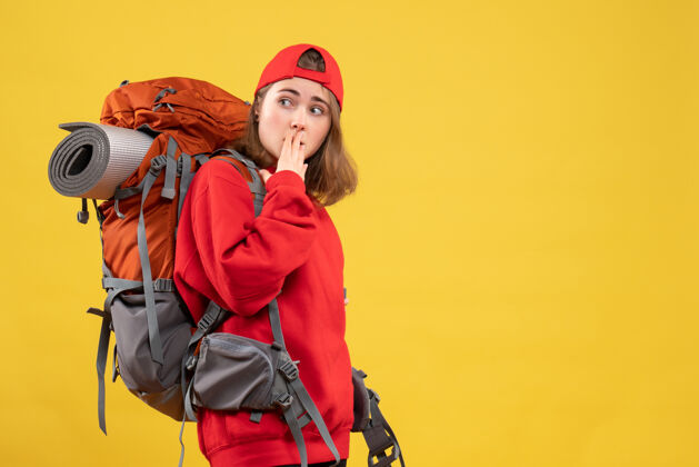 背包正面图：带着背包的女旅行者盯着什么东西前面成人帽子