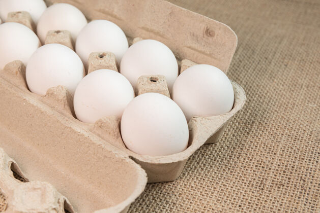 房子棕色表面上有鸡蛋健康营养极简