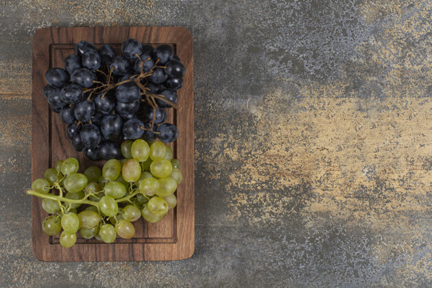 多汁在木板上拌鲜葡萄健康美味水果