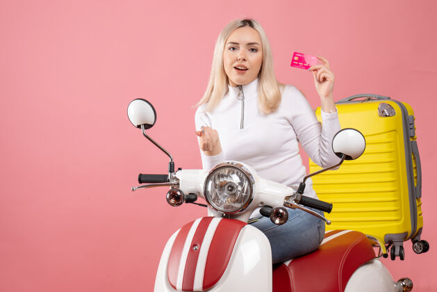 传送带正面图骑着轻便摩托车的年轻女士拿着卡片赚钱的牌子钱车辆快乐