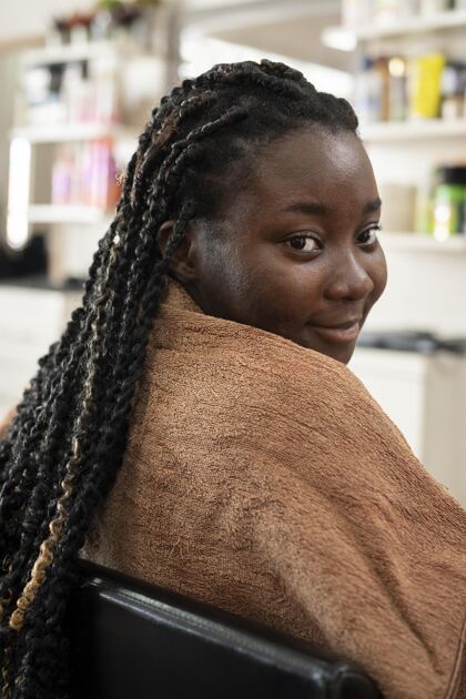 健康在美容院做头发的年轻女人美容头发治疗