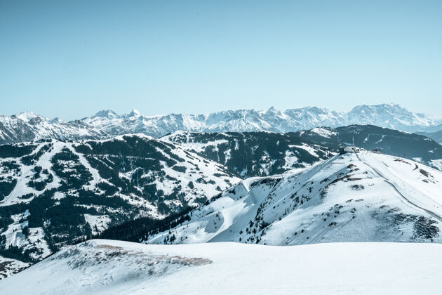 天空美丽的阿尔卑斯山鸟瞰图山谷山脉斜坡