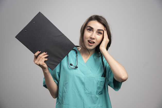 肖像女医生用剪贴板震惊了新闻高质量的照片成人工作医疗