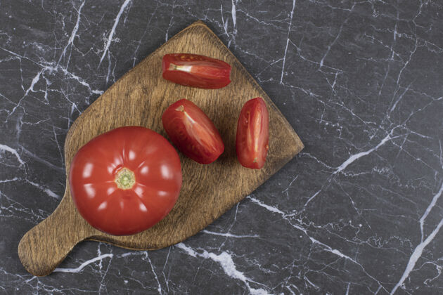 樱桃新鲜的红色西红柿放在木板上健康多汁切片