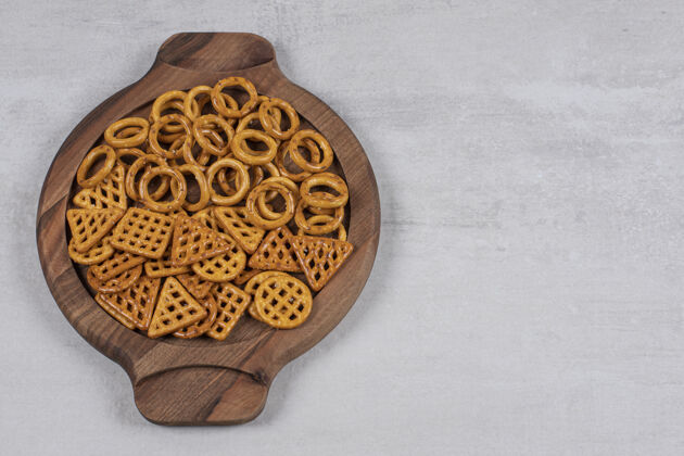 圆形各种咸饼干放在木板上美味面包房脆的