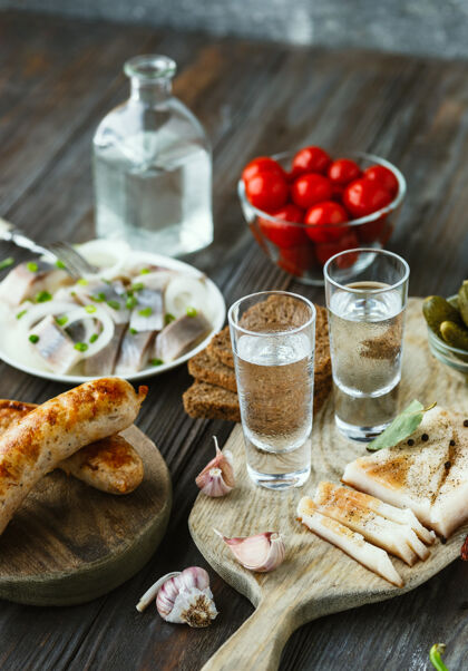 斯拉夫伏特加和传统小吃在木墙上美味肉酒