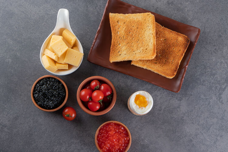 面包早餐放在大理石表面上晚餐自助餐早餐