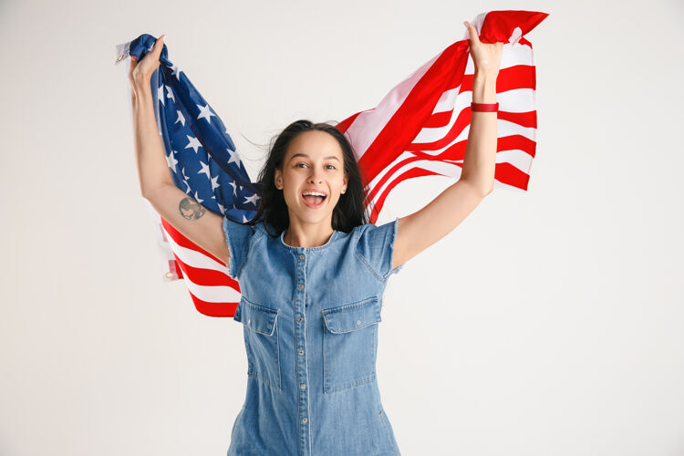 庆祝美国国旗的年轻女子广告快乐女人