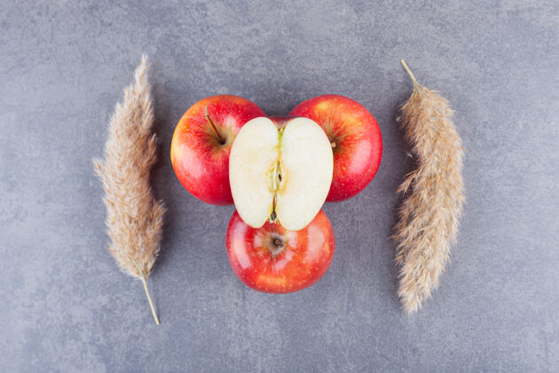 可口红色成熟的苹果水果放在石桌上红色美味苹果