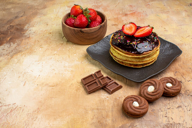 食物正面图木制桌上美味的甜饼和饼干甜点蛋糕甜饼早餐餐浆果